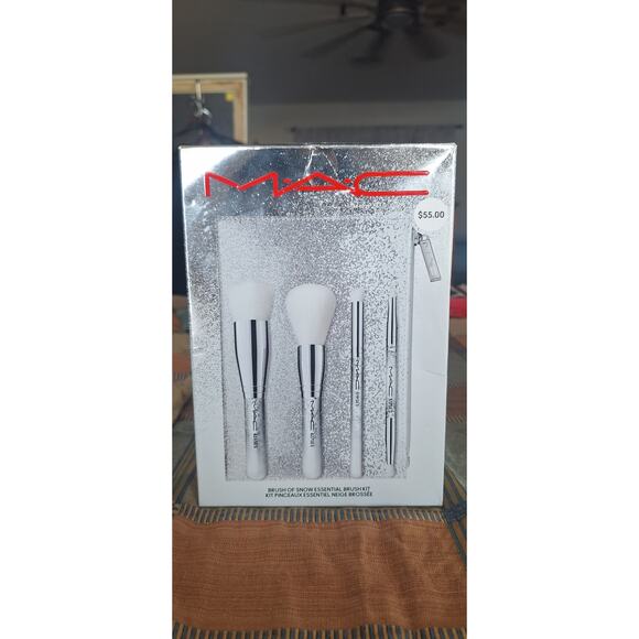 MAC Cosmetics "Brush of Snow essential brush kit"-4 PC w/ pouch- new in box - Picture 1 of 8